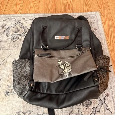 Mochila bolsa de pañales Petunia Pickle Bottom Pesadilla antes de Navidad 2 en 1 usada Foto 1 de 4