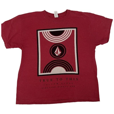 Volcom Shirt Boys Sz L Pre Shrunk Short Sleeve Red Stone 1991 Graphic Tee Logo - Imagem 1 de 4