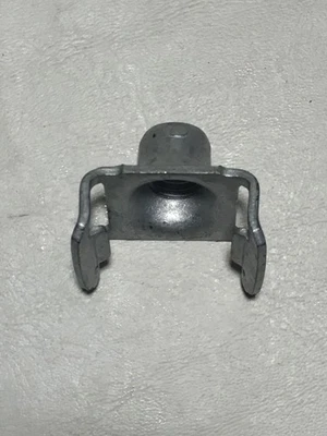 Componentes de apoios de suspensão dianteiros GM OEM 14-19 Sierra 1500 - porca de apoio de suspensão 11561429 - Imagem 1 de 4