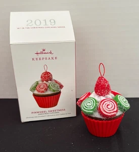 Hallmark 2019 "PINWHEEL SWEETNESS" Navidad Cupcakes recuerdo adorno ~ caramelo - Imagen 1 de 5