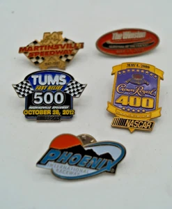 SET BESTEHEND AUS 5 NASCAR ANSTECKNADELN WINSTON CROWN ROYAL MARTINSVILLE PHOENIX TUMS - Bild 1 von 7