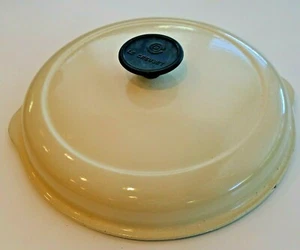 Tapa redonda Le Creuset hierro fundido #50 - tapa blanca solo astillas pequeñas en el borde - Imagen 1 de 5