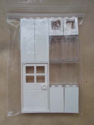 LEGO VENTANAS SECCIONES DE PARED, MARCO DE PUERTA + PUERTA BLANCA Y TRANSPARENTE NUEVA CIUDAD PK 3 SIN CRISTAL Foto 1 de 4