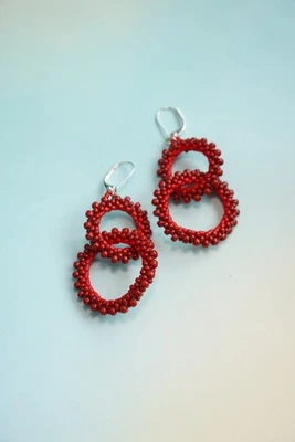 „Scarlet Circles“ Handgefertigte rote Perlen-Ohrringe, Vintage-Design - Bild 1 von 4