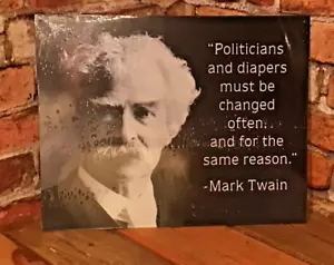 Großes 16"x13" Patina Stil Mark Twain Zitat "Politiker und Windeln müssen sein".. - Bild 1 von 6