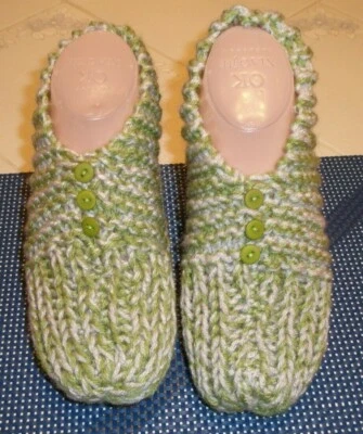 MUJER HOMBRE ~ ZAPATILLAS DE PUNTO HECHAS A MANO "LINDAS" TALLA MEDIANA ~ 7 - 9 con BOTONES Foto 1 de 4