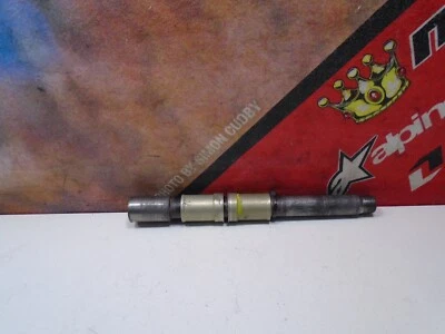 Suzuki RM 125 2005 eje de rueda delantera (B) 05 RM125 Foto 1 de 4