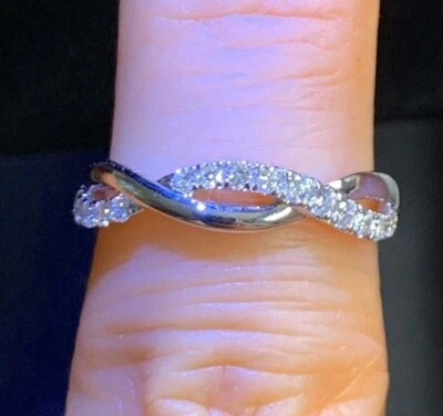 Anillo para mujer Infinity Twist enchapado en oro blanco de 14 quilates diamante simulado redondo de 1,00 quilates Foto 1 de 3
