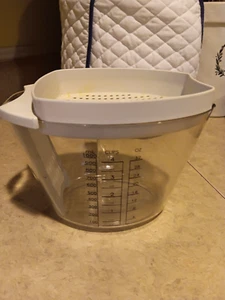 The Pampered Chef Gravy Separator 1188 - COMPLETE with Instructions and Recipes - Picture 1 of 10