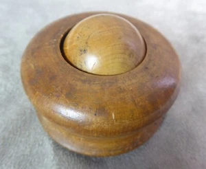 BOULE A REPRISER ancienne en bois. Tournant dans une boîte. - Afbeelding 1 van 4
