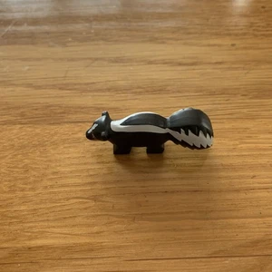 LEGO 24066pb01 Skunk Black White - Picture 1 of 4