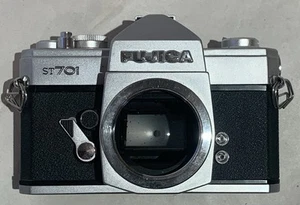 Solo cuerpo de cámara fotográfica Fujica ST 701 35 mm SLR - Imagen 1 de 7