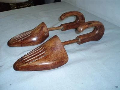 Par de duraderos de madera vintage para árbol de zapatos.  (VENTANA EXPOSITORA) Muelle con bisagras cargado.. Foto 1 de 4