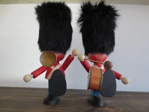 Set of 2 Vintage Wooden Soldier Figurines - Beefeater - Queens Guard British - Picture 1 of 17