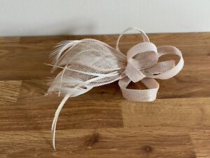 CLIP SINAMAY AND FEATHER FASCINATOR - CHAMPAGNE, OYSTER, BEIGE