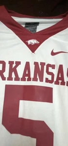 Camiseta de fútbol americano Nike NCAA Arkansas Razorbacks blanca #5 para hombre talla grande nueva con etiquetas - Imagen 1 de 4