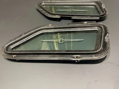 Ford Thunderbird 1973-1976 par de ventanas Opera derecha e izquierda y moldura exterior en muy buena condición Foto 1 de 4