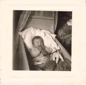 ALTES KLEINES FOTO BABY IN FLASCHE - Bild 1 von 2