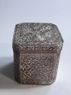 Antigua pequeña baratija india de plata de ley CAJA CON TAPA CUADRADA PLATEADA 2,25"Lx2"w Foto 1 de 4