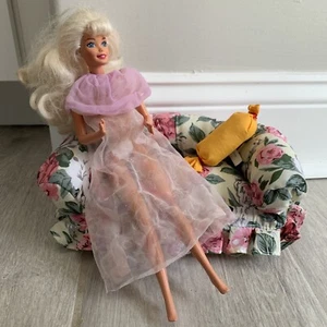 Vintage Barbie Living Room floral Sofa Couch w/ cushion & doll in nightgown c9 - Picture 1 of 22