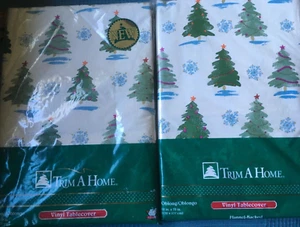 (2) Tovaglia Vintage NOS Trim At Home Natale Vinile Flanella Fondo Alberi CARINA!   - Foto 1 di 10