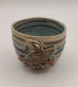Handgeworfen Kunstkeramik Meeresschildkröte Tee Saki Tasse Windlicht blau lila SIGNIERT Alyssa - Bild 1 von 13