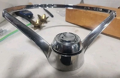 Antigo 1965? Anel de buzina GM Chevy Corvair GC - Imagem 1 de 4