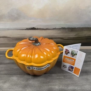 Cocotte calabaza figurativa de hierro fundido esmaltado Le Creuset 4 cuartos Caqui Scufffed - Imagen 1 de 16