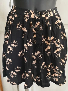 Short skirt MONOPRIX WOMAN black buttoned with flowers Size 36 FR Good condition - Picture 1 of 5