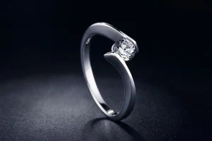 Anillo solitario de corte redondo de 0,5 quilates oro blanco sobre plata genuina - Imagen 1 de 6