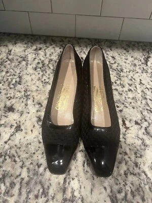 Zapatos Salvatore Ferragamo para mujer 7,5 AA BLA punto de salón charol tacón de gatito Foto 1 de 4