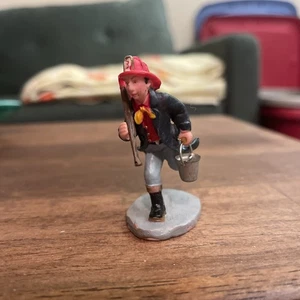 Lemax Weihnachtsdorf Figuren Miniatur Abt. 56 Feuerwehrmann Feuerwehr Axt - Bild 1 von 5