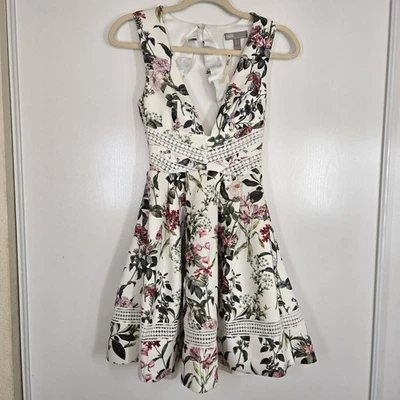 Mini Vestido para Mujer ASOS Skater Flora Botánico Blanco Estampado Floral Talla 0 Nuevo con Etiquetas Foto 1 de 4