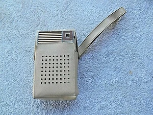 VINTAGE 1960'S JULIETTE SOLID STATE POCKET AM RADIO AK6 WITH ORIGINAL VINYL CASE - Picture 1 of 12