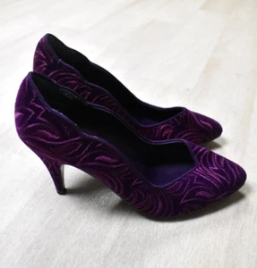 Scarpe donna anni 80 "She's Sassy" tacco a punta viola velluto bordo smerlato 7,5 vintage - Foto 1 di 8