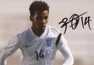 INGLATERRA Y BRENTFORD: FOTO DE ACCIÓN FIRMADA POR RICO HENRY 6x4 + certificado de autenticidad - Imagen 1 de 1