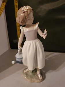 Lladro Privilege Statuetta GOOD MORNING FARFALLA RAGAZZA ANNAFFIATRICE LATTINA 8520 - Foto 1 di 12