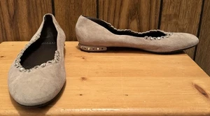 Stuart Weitzman flache graue Damen-Ballerinas aus Wildleder mit Kristallnieten Größe 6,5 gebraucht, in einwandfreiem Zustand - Bild 1 von 9