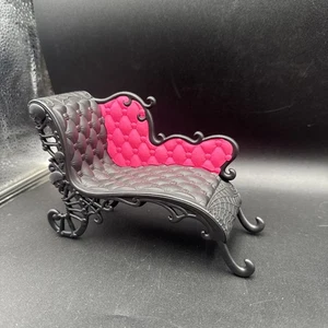 Monster High Puppe Freaky Fusion Katakomben Chaiselongue rosa schwarz Möbel - Bild 1 von 4