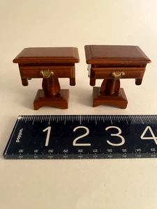 MINIATURAS VINTAGE DE CASA DE MUÑECAS: dos mesas auxiliares de madera de estilo victoriano/dormitorio/vida - Imagen 1 de 8
