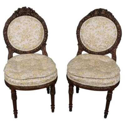 Par de excelentes sillas laterales tocador francesas de nogal talladas Luis XV alrededor de 1920 Foto 1 de 4