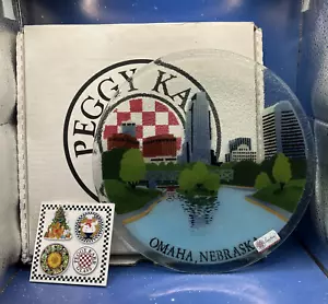Peggy Karr Fused Art Glas OMAHA, Nebraska 11" Runde Platte Signiert Aufkleber Box - Bild 1 von 22