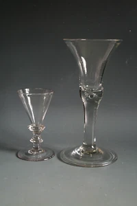 DOS VASOS GEORGIANOS ANTIGUOS DEL SIGLO XVIII - Imagen 1 de 3