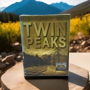 Twin Peaks: Definitive Gold Box Edition (DVD) All 29 Episodes + Original Pilot - Foto 1 di 13