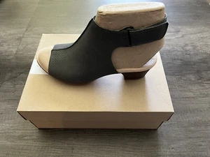 Clarks Womens Gray Perforated Nubuck Leather Sandals Size 9.5 New in Box - Picture 1 of 3