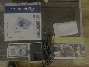 Cámara compacta plateada Sony DSC-W55 Cyber Shot en caja - Imagen 1 de 8