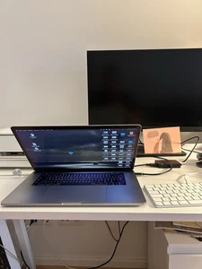 MacBook Pro 15 Zoll 2017, 512GB, Grau - Bild 1 von 10