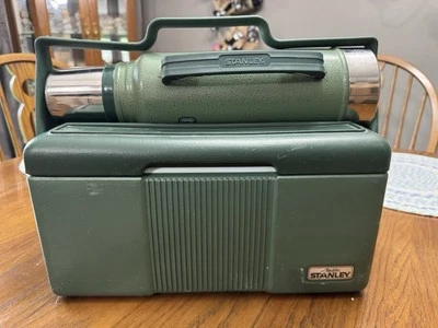 Refrigerador e garrafa térmica vintage verde Stanley Aladdin verde isolado lancheira  - Imagem 1 de 4