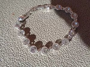 Brazalete Tenis Avon Silvertone Grande Redondo Cristal se adapta a muñeca de 7.5" a 8" NUEVO - Imagen 1 de 5