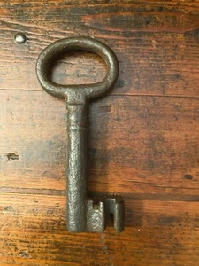 ANCIENNE CLEF/CLE EN FER FORGE CHIAVE ANTICA OLD KEY ALTE SCHLÜSSEL - Foto 1 di 6